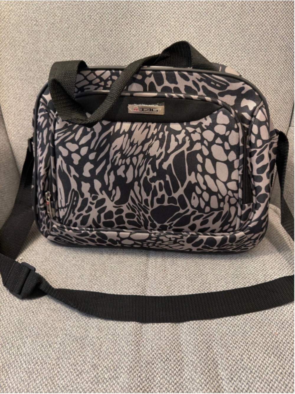 Tag travel shoulder bag gray and black animal print